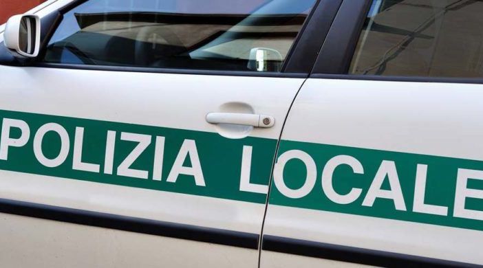 Aggredisce gli agenti della Polizia locale: arrestato‍ camionista varesino