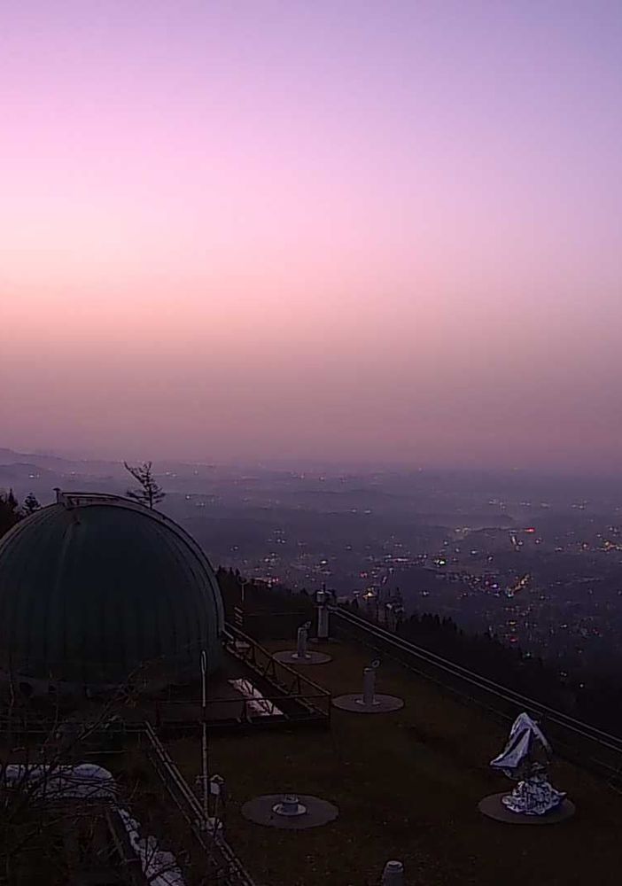 Un'incredibile immagine dall'osservatorio del Campo dei Fiori con il cielo colorato di rosa ed ocra all'alba di oggi (foto tratta dalla pagina Facebook della Società Astronomica G.V. Schiaparelli)