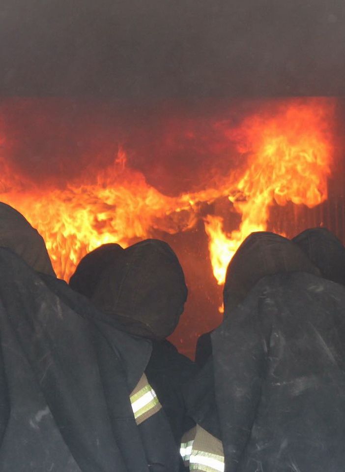Paura e danni nel Bellinzonese per un vasto incendio nella notte: evacuate trenta persone