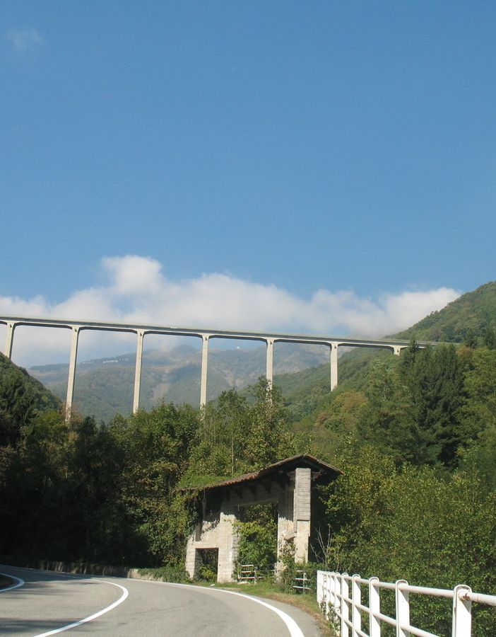 Il ponte della Pistolesa da dove l'uomo si è gettato dopo aver ucciso la madre e, sotto, le foto Benedetti per Newsbiella.it del luogo della tragedia