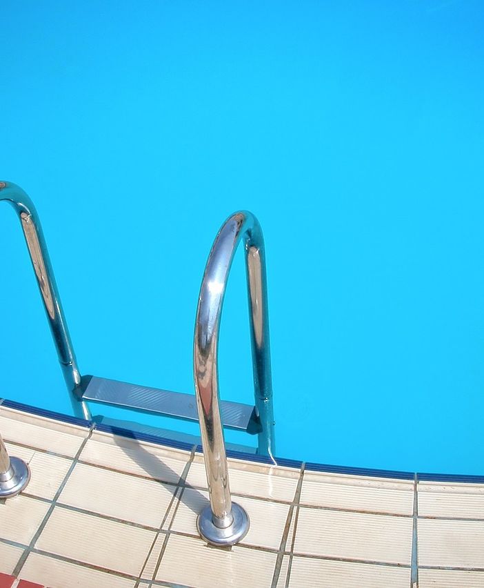 Domenica drammatica in una piscina del Comasco: gravissimo un bimbo di 5 anni