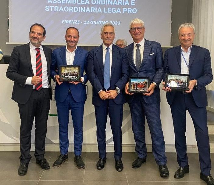 La premiazione delle promosse in serie B - foto per cortesia della Lega Pro