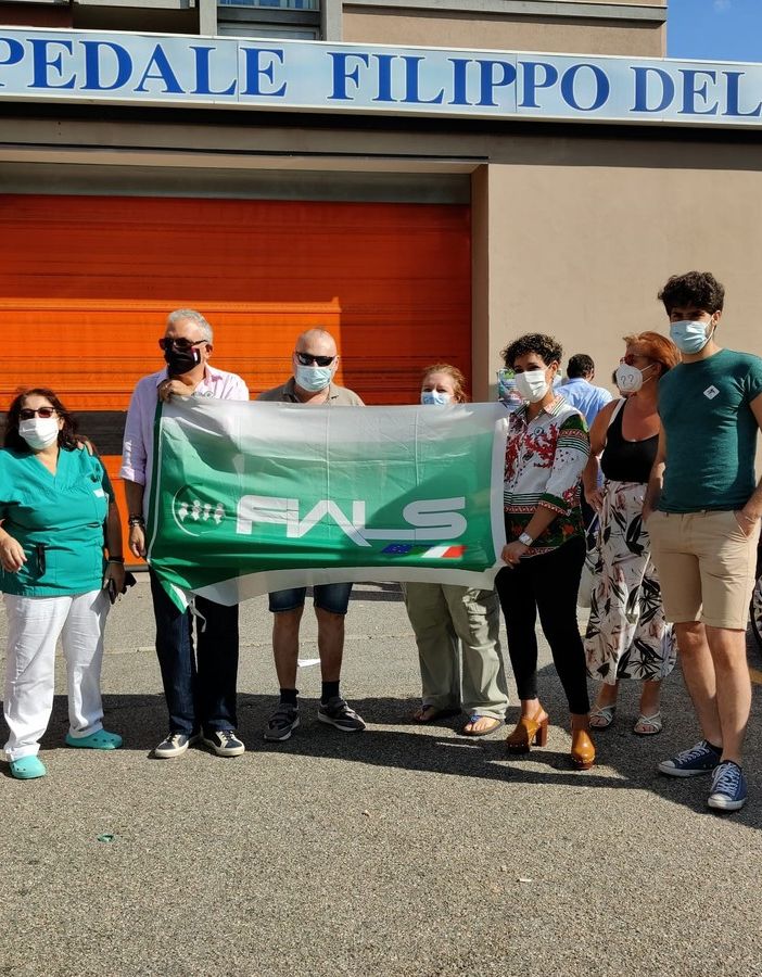 FOTO E VIDEO. Parcheggio a pagamento per i dipendenti, sindacati in presidio al Del Ponte: «55 euro al mese sono troppi. Basta penalizzare i lavoratori»
