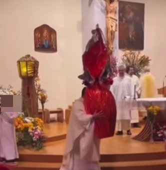 FOTO e VIDEO. Il prete vola dall’altare con l’uovo di Pasqua: il video spopola sui social e vince il &quot;premio frittata&quot; di Striscia la Notizia