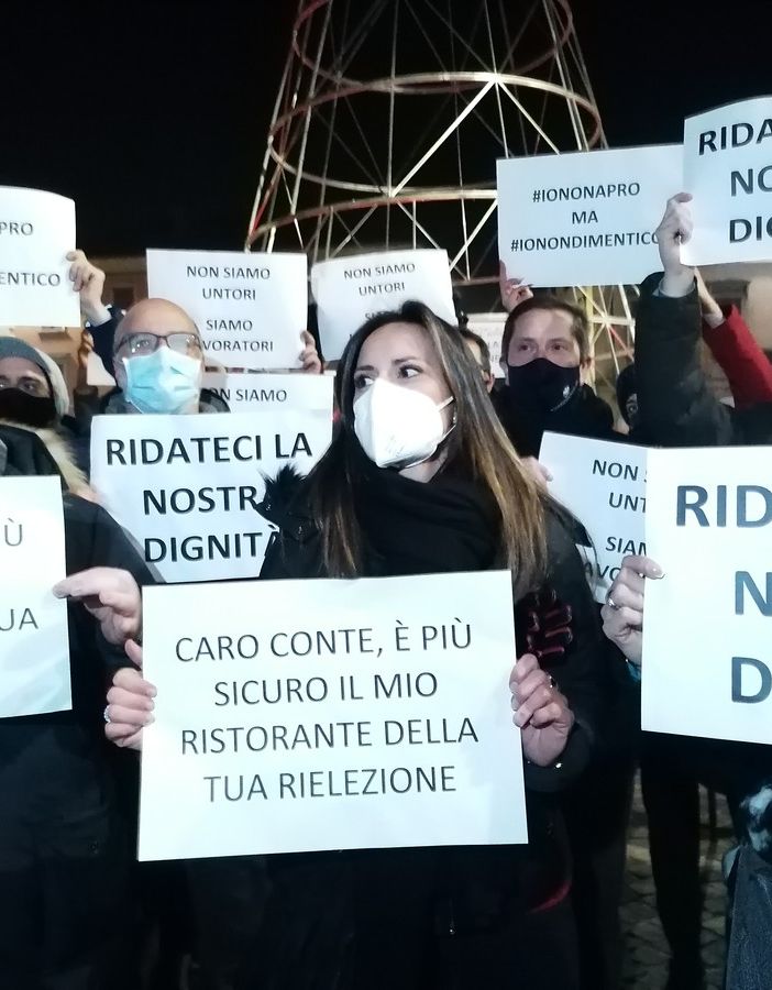 FOTO E VIDEO. Gallarate, commercianti in piazza: «Fateci lavorare e dateci adeguati ristori»