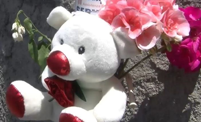 Uno dei tanti pupazzi lasciati dai cittadini sul luogo del tragico incidente