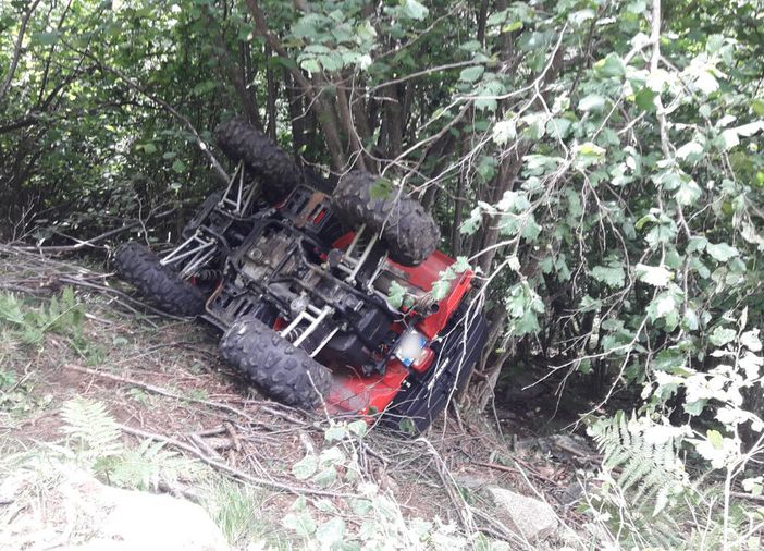FOTO. Baceno, si ribaltano con il quad mentre trasportano della legna e restano bloccati sotto il veicolo