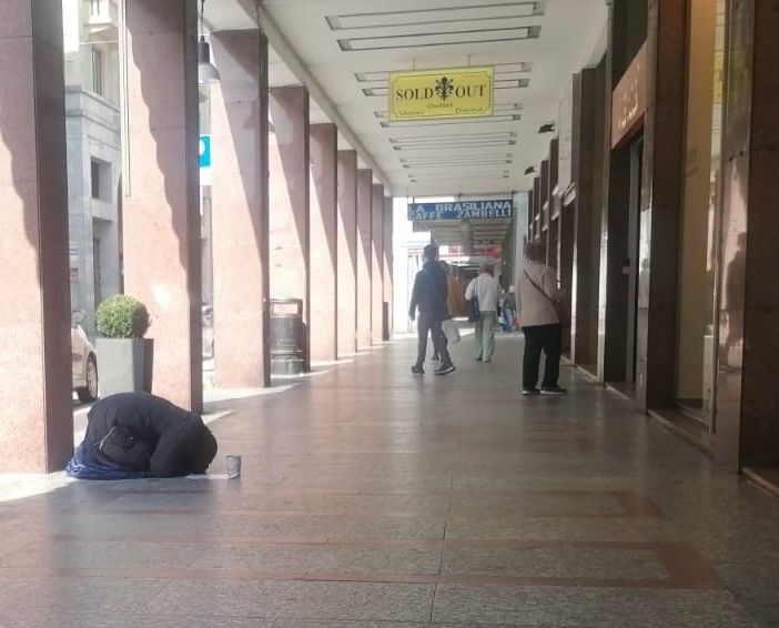 La presenza di questuanti in zona piazza Repubblica è aumentata nelle ultime settimane