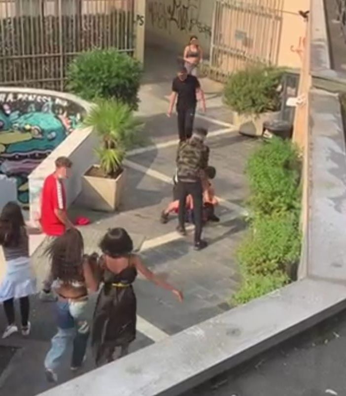 VIDEO. Lite tra ragazzi fuori dall'aula studi. Ecco perché studenti e residenti sono preoccupati