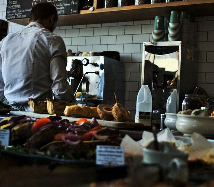 Ipotesi riaperture di bar e ristoranti a pranzo dal 26 aprile (e a maggio anche la sera) nelle regioni con dati sostenibili
