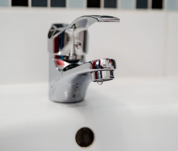 Interventi notturni a Carnago: sospensione temporanea dell'acqua per lavori sulla rete idrica
