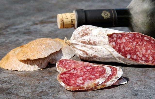 &quot;luganeghèn ligò in tri siti&quot; - salamino legato in tre parti