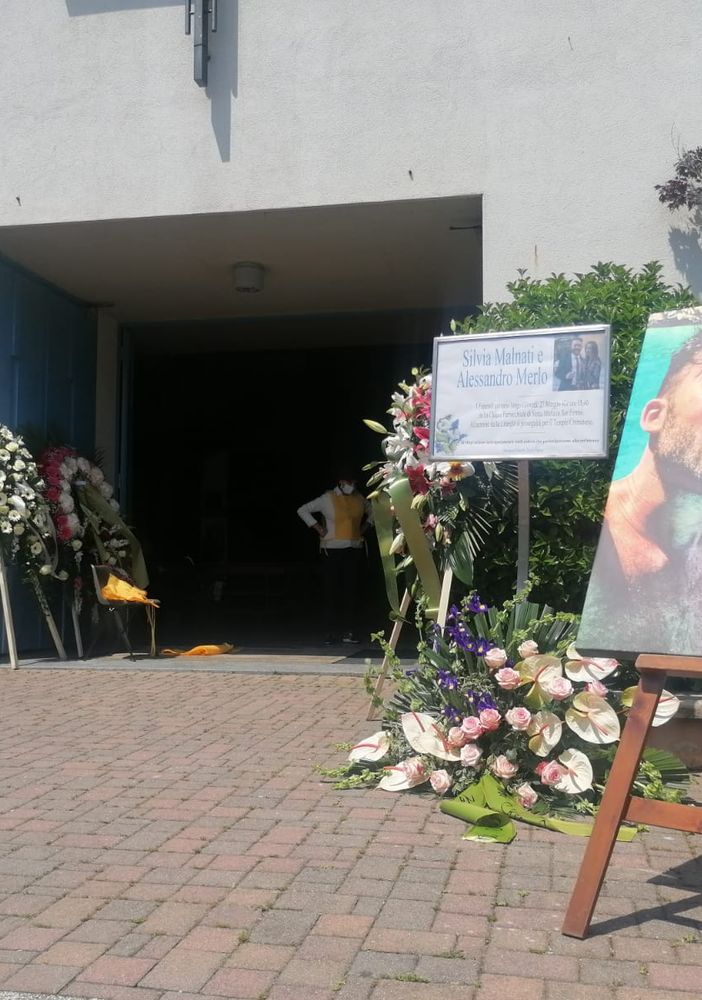 VIDEO E FOTO. Silvia e Alessandro sono a casa. Lacrime e silenzi per l'ultimo saluto a San Fermo