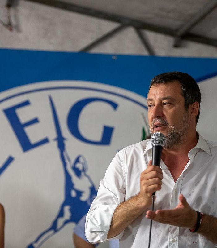Il ministro Matteo Salvini, leader della Lega, durante il suo discorso sul palco della festa del partito a Sumirago (foto Alessandro Umberto Galbiati)