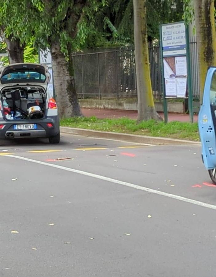 Le auto posteggiate in via Miola nella foto pubblicata da ilSaronno.it