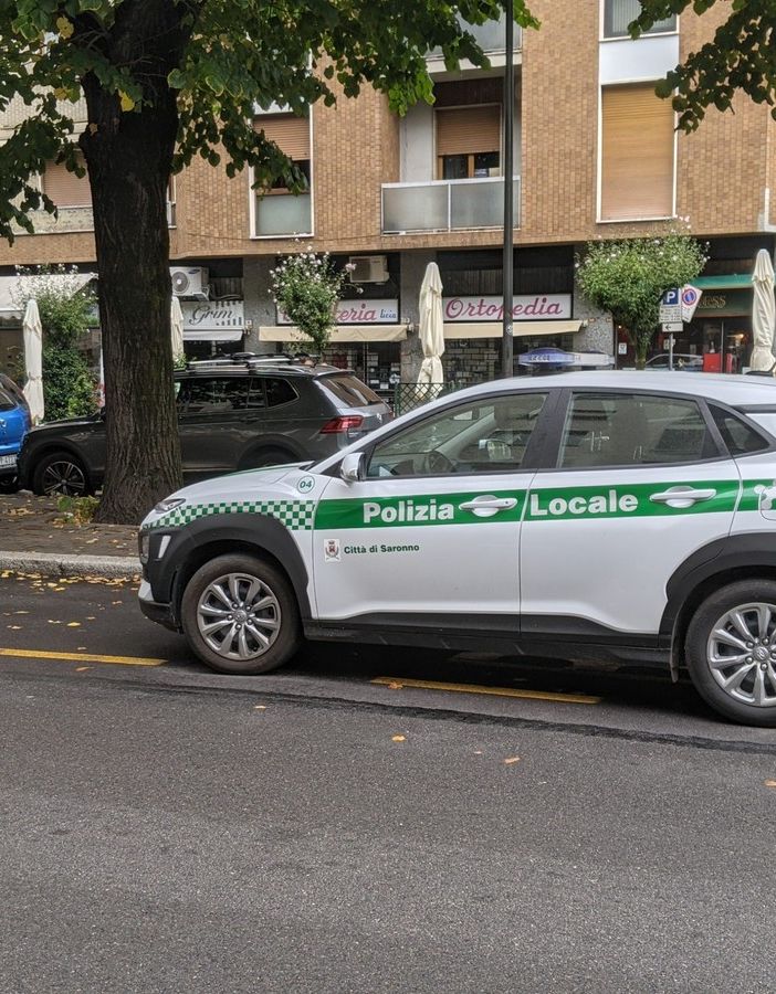 Presta Ford sotto sequestro alla sorella, lui la va a prendere con un'auto senza assicurazione. Risultato: via la patente e 2 auto sequestrate