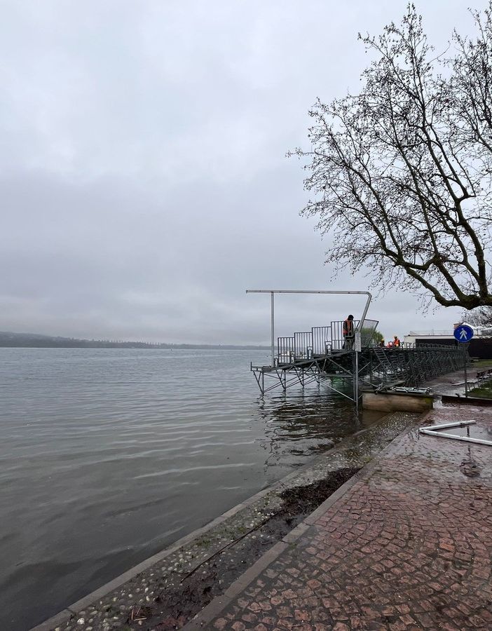 Maltempo, torna a salire il livello del lago di Varese: alla Schiranna si lavora &quot;a mollo&quot;