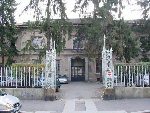 «Mamma ho sentito il muro tremarmi addosso», ragazzi evacuati dalla scuola Righi