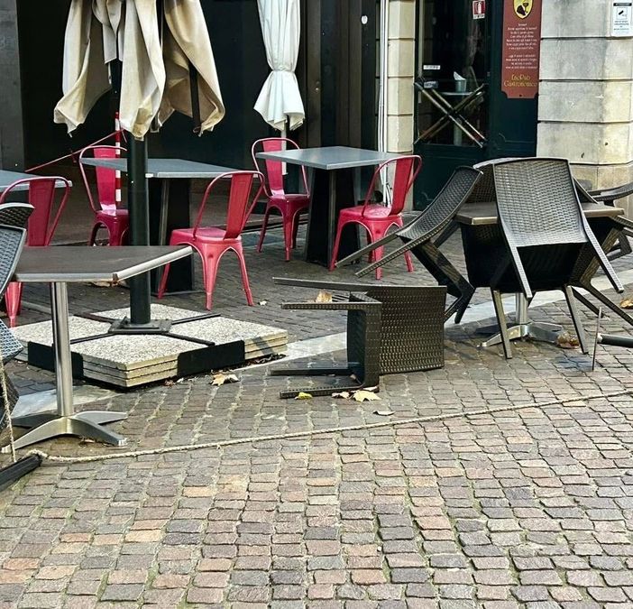Forte vento causa danni e disagi nel centro di Gallarate. FOTO