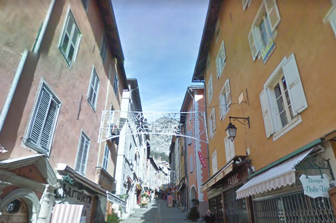 La vittima si chiama Carlotta Grippaldi, 26 anni ed è morta dopo un incidente nella Grand Rue di Briancon La vittima si chiama Carlotta Grippaldi, 26 anni ed è morta dopo un incidente nella Grand Rue di Briancon
