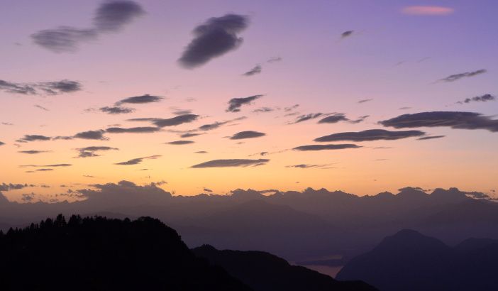 Onde orografiche al tramonto lungo le Alpi (foto da Campo dei Fiori - Paolo Valisa)