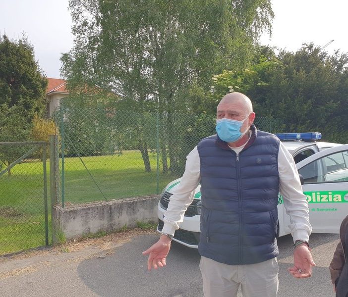 Il sindaco di Samarate, Enrico Puricelli, sul luogo del duplice omicidio