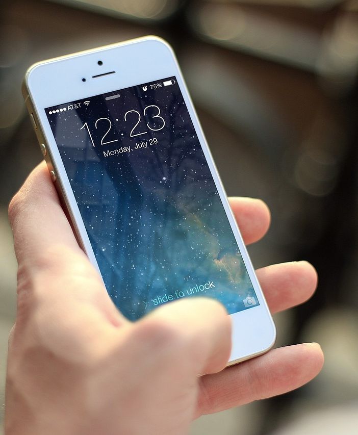 Perché i possessori di smartphone si spiano a vicenda attraverso i social media?