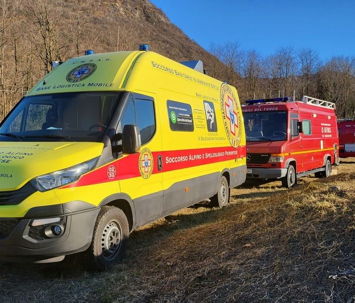 Il cane cade nel fiume: tenta di recuperarlo ma rimane bloccato in un burrone