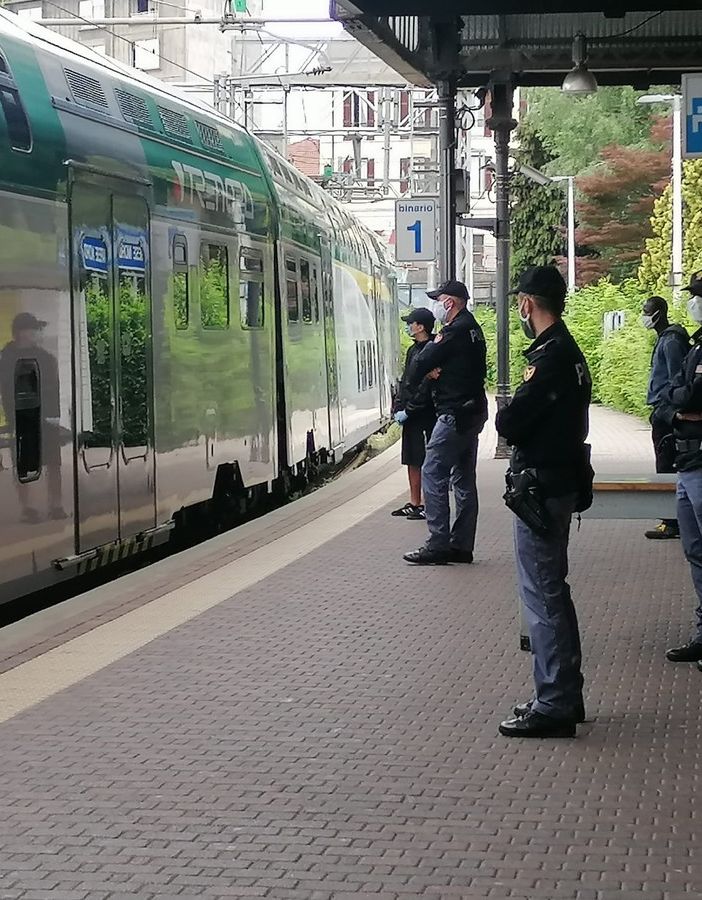 In stazione con un coltello a serramanico e mille euro in tasca, 15enne denunciato