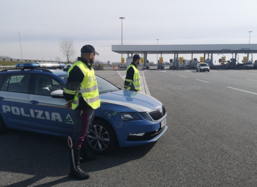 Ruba generi alimentari all'autogrill di Castronno: «Volevo portare i cioccolatini a mia madre»