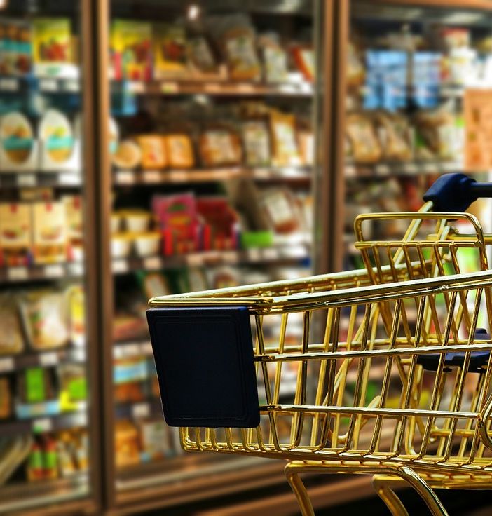 Ecco tutti i negozi che possono restare aperti nella zona rossa che scatta domani e durerà 15 giorni