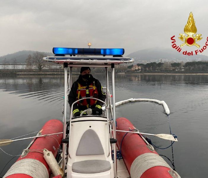 Sversamento di idrocarburi nel Fiume Tresa, vigili del fuoco al lavoro con il soccorso acquatico