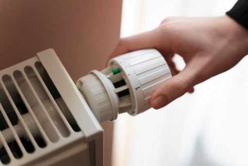 Conto alla rovescia per l'accensione dei caloriferi: da Enea ecco il vademecum contro il caro bollette per risparmiare 180 euro l'anno