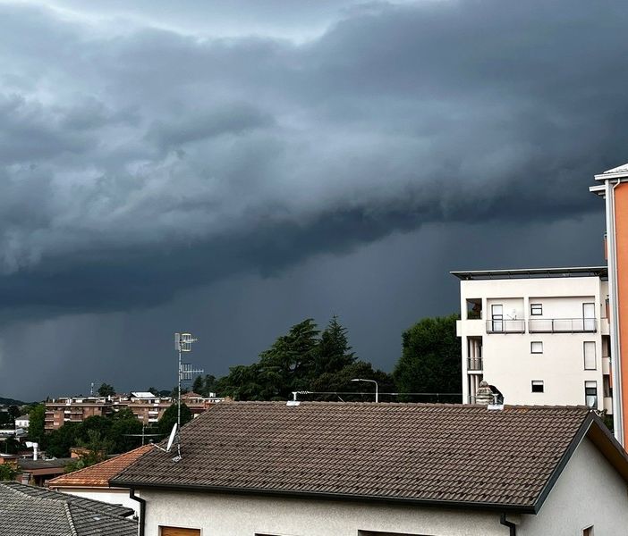Meteo Svizzera dirama in serata l'allerta di grado 3 (pericolo marcato) per temporali violenti