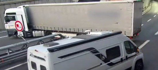 VIDEO Altra follia sulla A10: un tir e un'auto fanno inversione a U prima della galleria di Genova Aeroporto