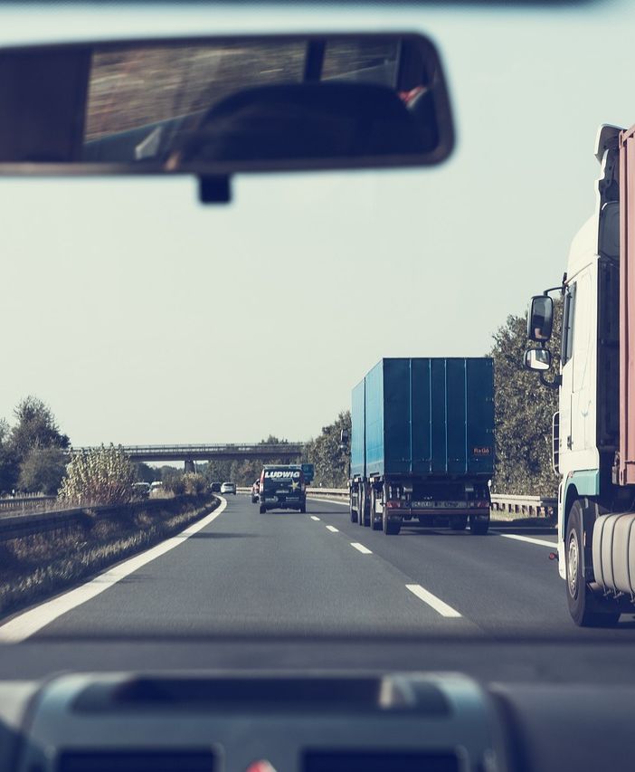 A chi rivolgersi per organizzare un trasporto merci tra l'Italia e la Svizzera