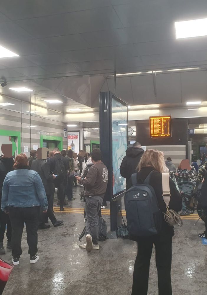 Viaggiatori in attesa alla stazione di Busto