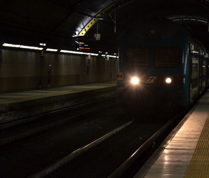 Investimento sui binari a Meina, muore donna. Treni in tilt