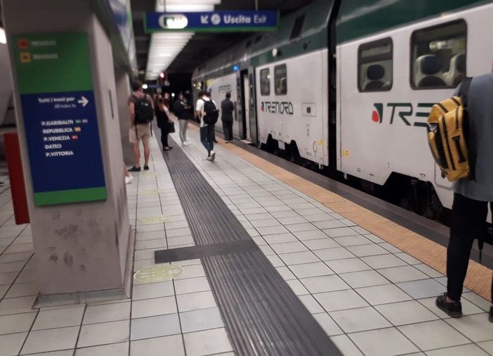 Studente aggredito e rapinato a calci e pugni sul treno mentre torna a casa