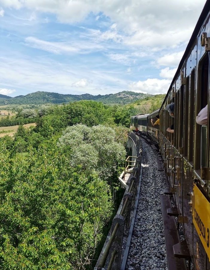 Dal Laveno Express al Lario Express, quei viaggi nel tempo sui treni storici che profumano di magia