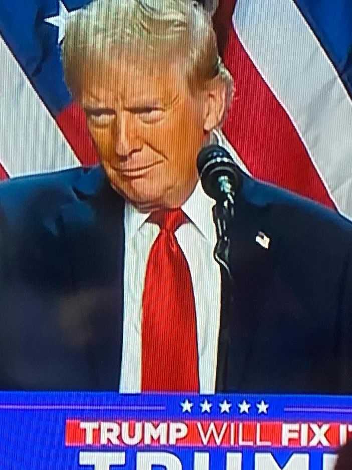 Donald Trump sul palco di Palm Beach da 47° presidente degli Stati Uniti