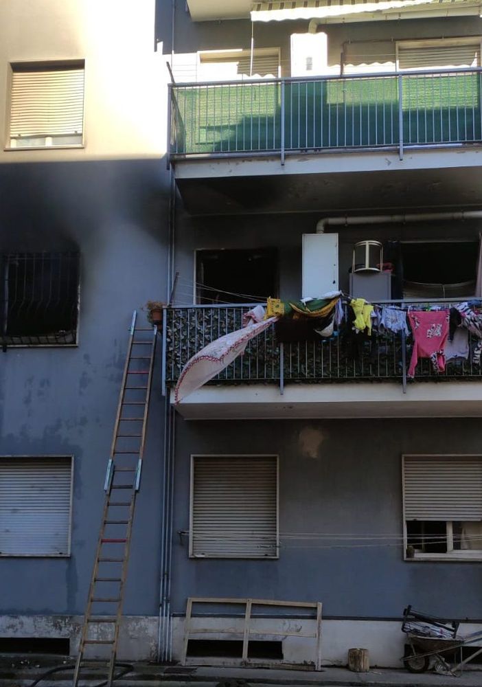 Pompieri portano in salvo mamma con una bimba e un cagnolino bloccati dal fumo a Turate