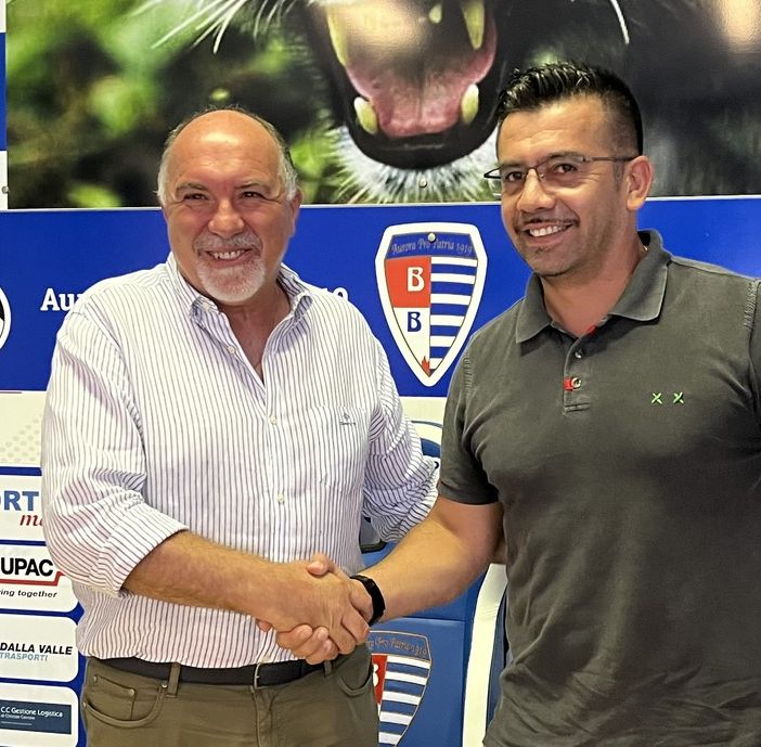 Stretta di mano tra Turotti e Vargas