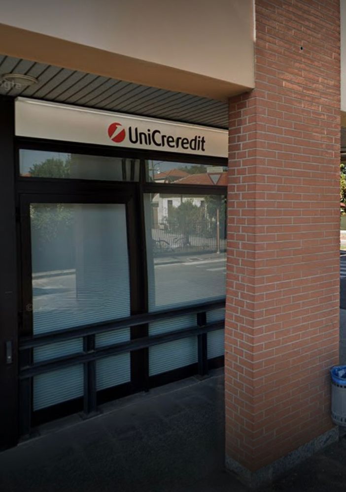 La filiale di via Gasparoli dell'Unicredit di Cassano Magnago (foto da Google Street View)