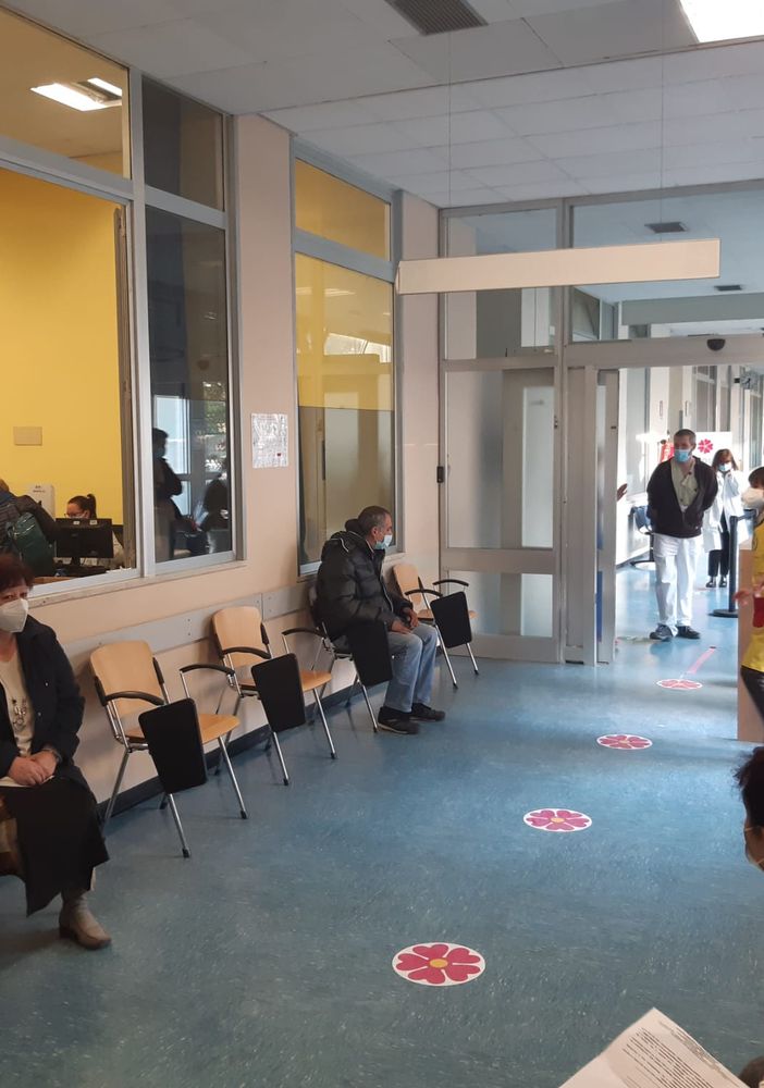Riprese le vaccinazioni a personale scolastico e forze dell'ordine con vaccino Astra Zeneca