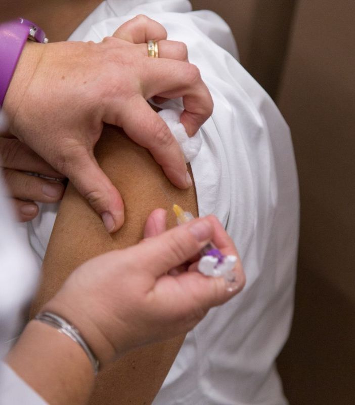 Influenza e Covid-19, il picco è in arrivo. Ats Insubria: «Vaccinatevi»