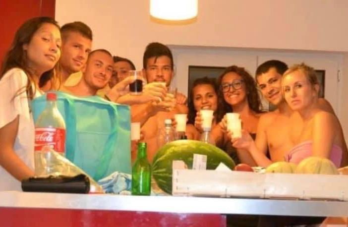Valentina Di Mauro, quarta da destra, in un momento felice da giovanissima con i suoi amici: la ricorderemo per sempre così