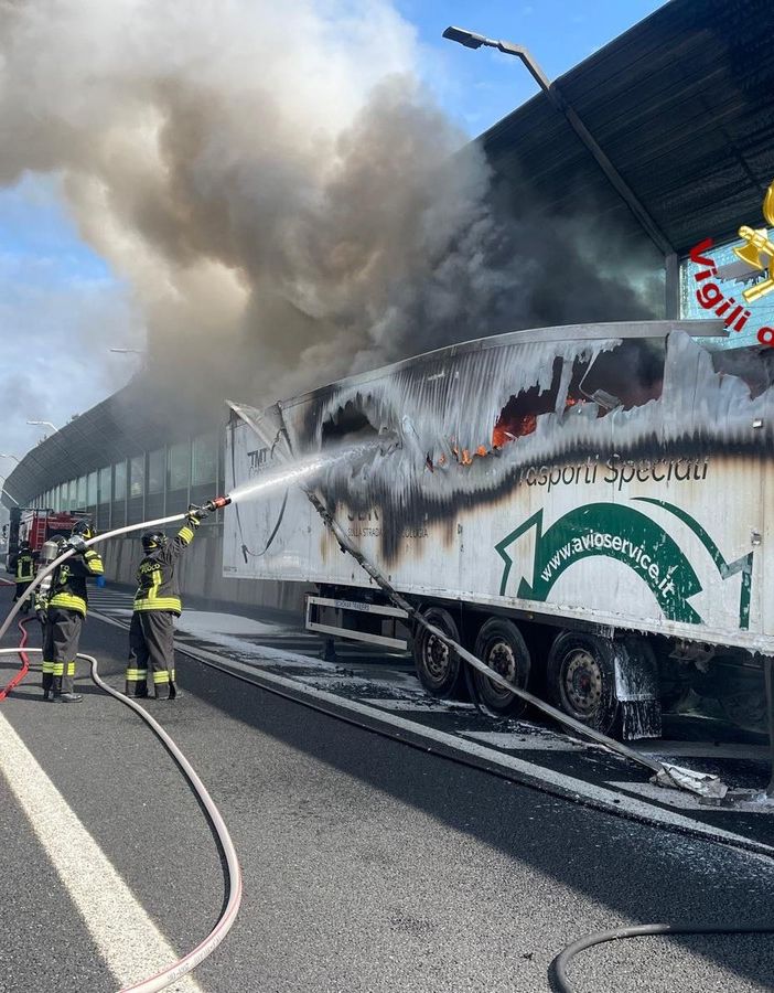 Il rimorchio del tir in fiamme sull'autostrada A4 nei pressi di Milano