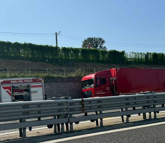 Camion in fiamme sull'Autostrada dei Laghi, code e fumo tra Castronno e Gallarate Nord