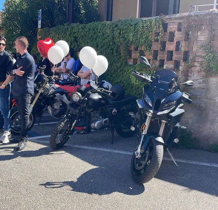 Le immagini del funerale di Mariagrazia Brovelli celebrati ad Angera